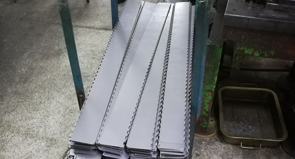 遇到困难,齐心协力,解决东莞合页,东莞铰链.卷圆工序发热,尺寸差异问题